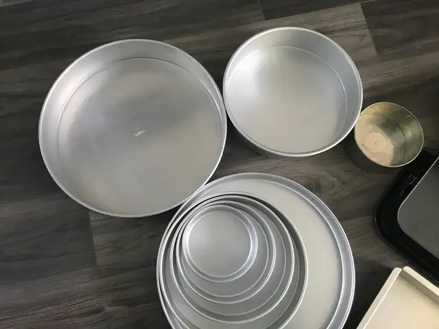 CAKE PANS  ASSORTED in Kitchen & Dining Wares in Calgary - Image 4