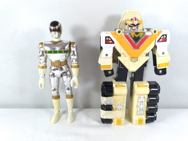 1998 Saban's Power Rangers Space Deluxe Mega Winger Megazord in Arts & Collectibles in Moncton - Image 2