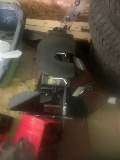 Fifth wheel 3 puck system for nissan titan. Only use once. Payed 1800$. I would let it got for 900$....