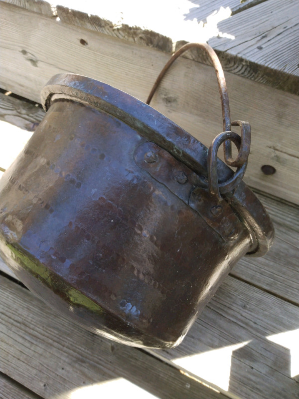 COPPER POT WITH CARRY HANDLE FROM 1953 in Outdoor Décor in St. Catharines - Image 4