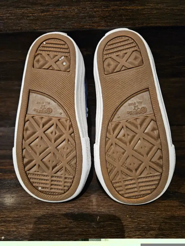 Kids Converse Shoes Size 9 in Kids & Youth in Markham / York Region - Image 7