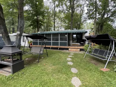 Roulotte installée au camping des Deux-Rivieres Glendale Golden Falcon 34’, 2004 Clé en main Refaite...