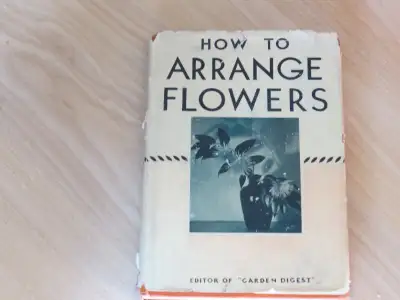DOROTHÉE BIDDLE- HOW TO ARRANGE FLOWERS- 1936 ANGLAIS editor of garde ngarden digest new york couver...