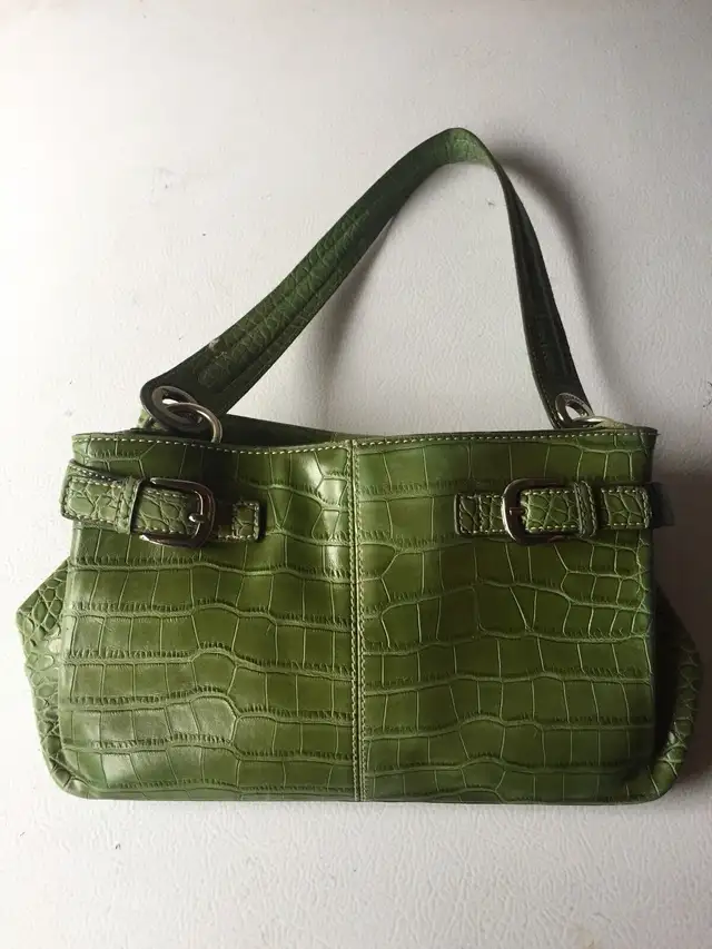 Tommy Hilfiger faux leather olive green purse/handbag in Women's - Bags & Wallets in Oshawa / Durham Region - Image 2