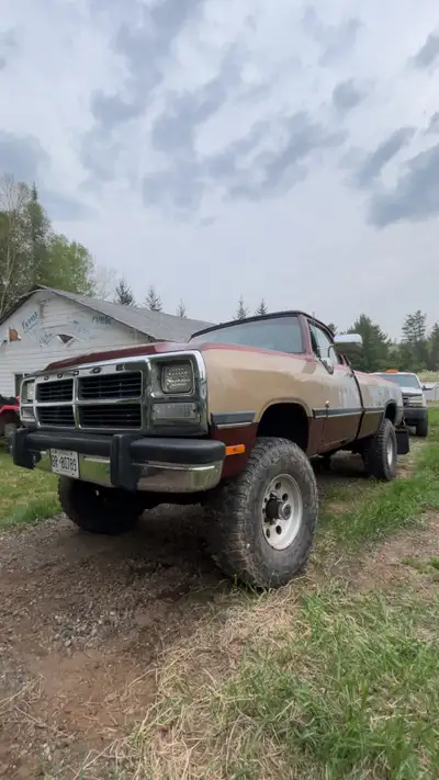 1992 dodge w250 runs good 12v 5speed shifts good ,newer clutch ,fuel pin ,fuel spring,hx40,new shock...