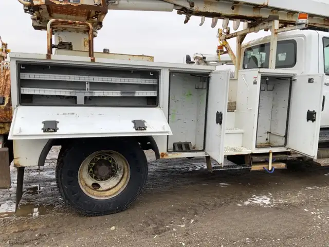 International 4300 Altec dm47 Digger Derrick 2014. in Other in Napanee - Image 5
