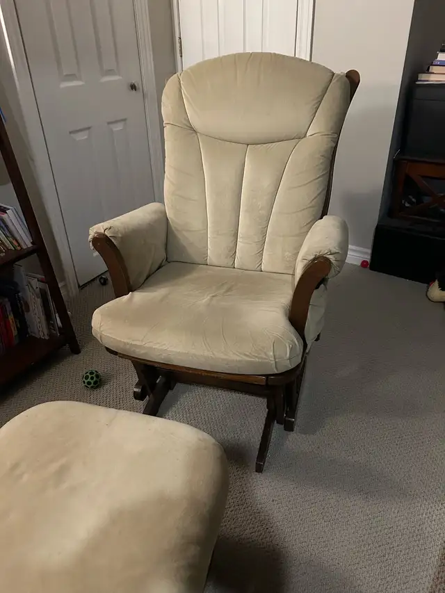 Glider Chair with Ottoman – Excellent Condition in Chairs & Recliners in City of Toronto - Image 3