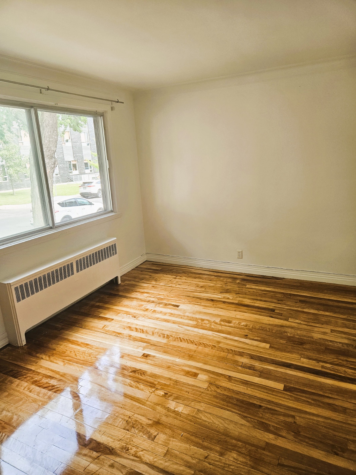 Spacieux 7 ½ rénové à louer – 4 CH, 2 SDB, Cour privée, 1er Sept — photo 2