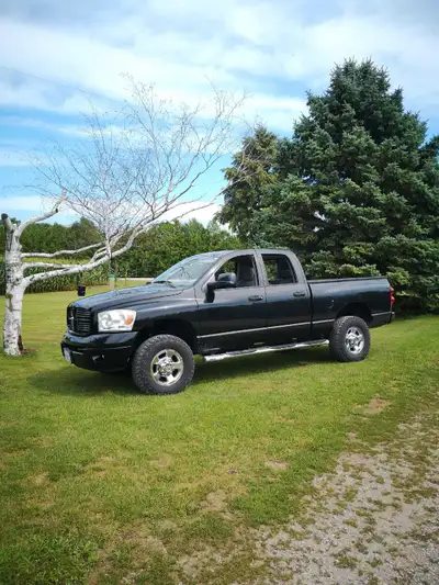Check out this capable 2009 Dodge 2500 Cummins 4x4, only has 267000 km a reliable truck ready for an...