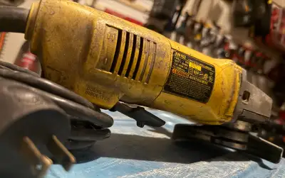 DEWALT DW402 4-1/2” ANGLE GRINDER – TESTED & WORKING Price: $75 Professional-grade DEWALT DW402 4-1/...