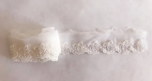 1.57" x 1.8 yds Lace Trim Embroidered Floral Bows White in Hobbies & Crafts in City of Toronto - Image 3