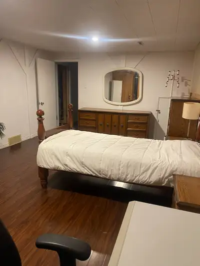 À Boucherville en location: chambre spacieuse et meublée dans un immeuble situé à proximité immédiat...