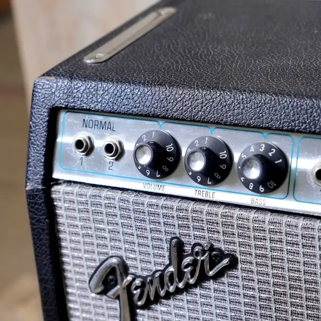 1970's Fender Deluxe Reverb Tube Guitar Combo Amp in Amps & Pedals in City of Toronto - Image 3