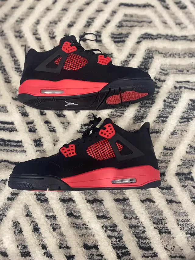Jordan 4 Red Thunder in Men's Shoes in Mississauga / Peel Region - Image 4