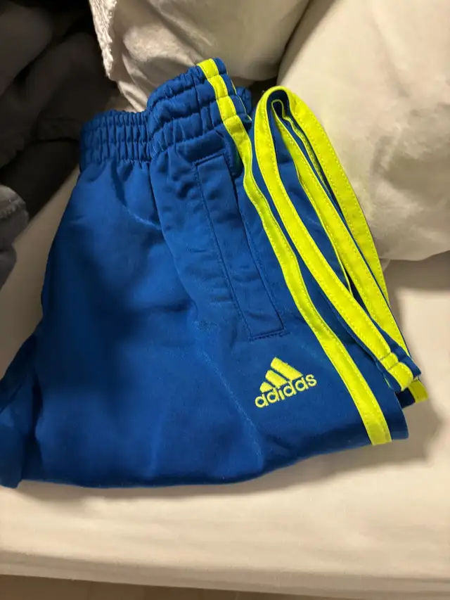 Lot de vêtements (plusieurs tailles 2-8 ans pour garçon) in Kids & Youth in Laval / North Shore - Image 6