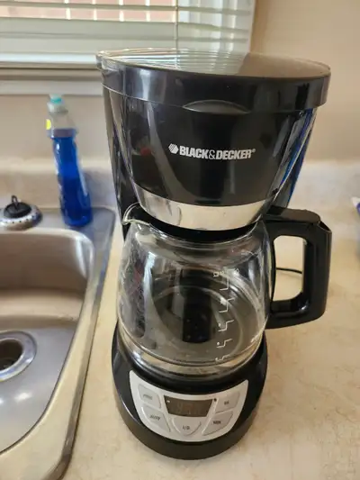 2 COFFEE MAKERS 12 CUP PROGRAMABLE BLACK & DECKER-GOOD CONDITION, View more