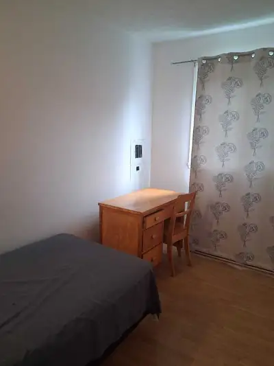 3 chambres disponibles Adresse:2175 chemin galvin Petite avec lit simple: 450$/mois Moyenne avec lit...