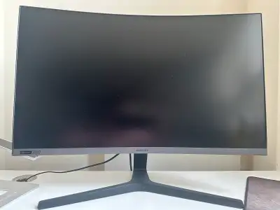 URGENT!!! Upgrade your gaming experience with this Samsung 27-inch curved gaming monitor, model LC27...