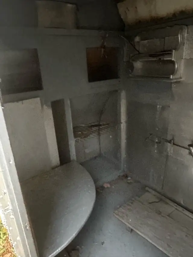 ice  hut/ shelter in Fishing, Camping & Outdoors in Muskoka - Image 4