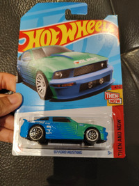 Hot Wheels Diecast Car - 07 Ford Mustang 