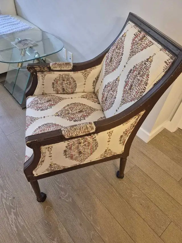 Accent Chair in Chairs & Recliners in Delta/Surrey/Langley - Image 3