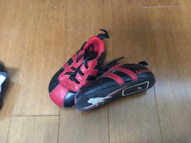 SIZE 4 9-12M BLACK/RED HOCKEY CANADA RUNNING SHOE LACE UP TIE in Clothing - 9-12 Months in Peterborough - Image 2