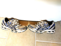 Asics Gel Nimbus Mens Running Shoes 9US Souliers de Course