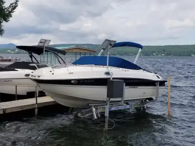 Embarcation 21,5 pieds Cuddy cabin Moteur Mercruiser 5.0 litres/ 260 HP 360 hres Hélice en stainless...