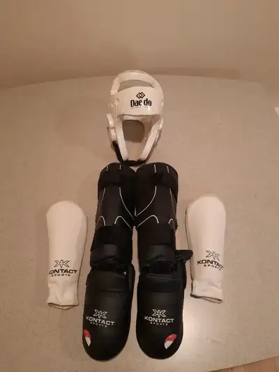Protections pour le Taekwondo Casque : 15$ Protèges tibia et pieds : 20$ Protèges avant-bras : 10$ C...