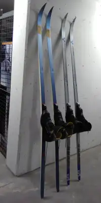 Skis 2 pairs