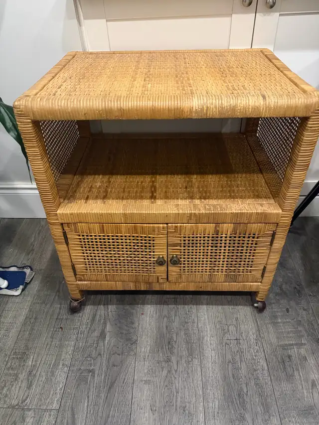 Wicker stand on wheels in Other in Ottawa - Image 2