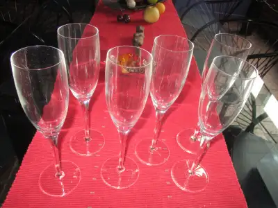 SIX SUPERBES FLUTES A CHAMPAGNE IMPECCABLES, View more