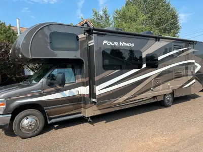Four Winds 31.5 ft. motorhome with excellent and functional floor plan and low mileage of 18,700 mil...