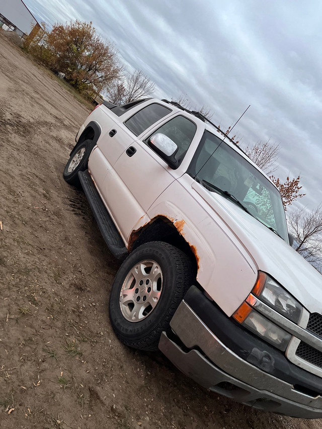 2003 Chevy Avalanche  in Cars & Trucks in Calgary - Image 2