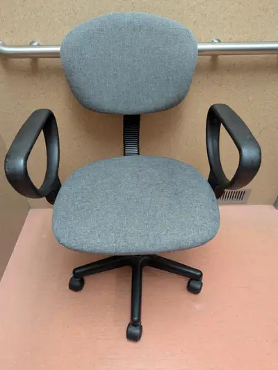 Chaise de bureau avec accoudoirs Chaise de travail profilée avec soutien lombaire et assise en casca...