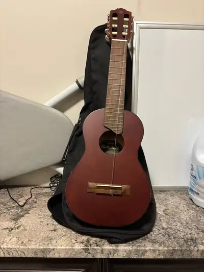 This compact Yamaha Guitalele GL1 is in used condition and offers a unique blend of ukulele and clas...