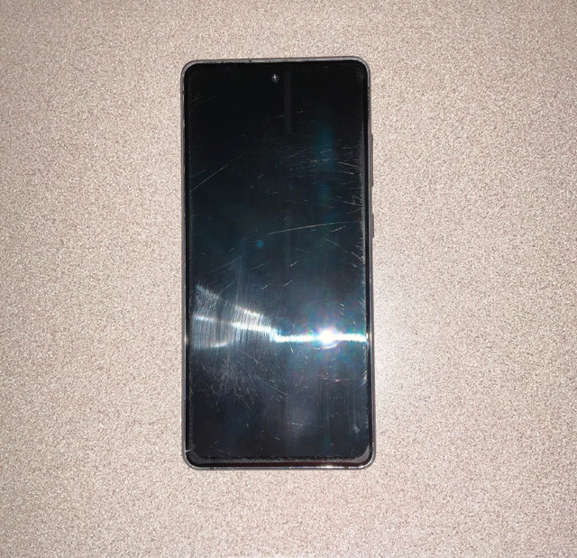 Galaxy S20 FE 5G - Screen Cracked and Scuffs But Works Great in Cell Phones in Hamilton - Image 3