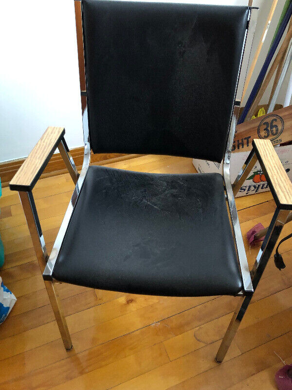 Chair/ chaise noir dans Chaises, Fauteuils inclinables  à Ville de Montréal