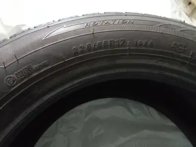 4 Pneu 225/65R17 de marque Rovelo ayant peu de kilométrage provenant d'un véhicule Nissan Rogue. Dem...