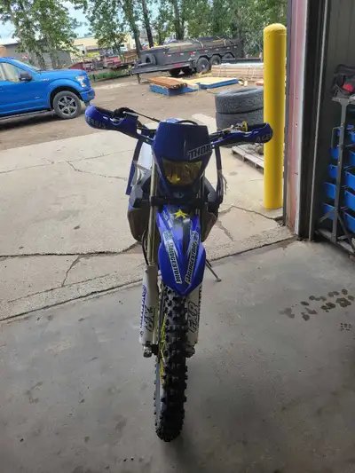 This used 2017 Yamaha WR450F is a high-performance dirt bike designed for thrilling off-road adventu...