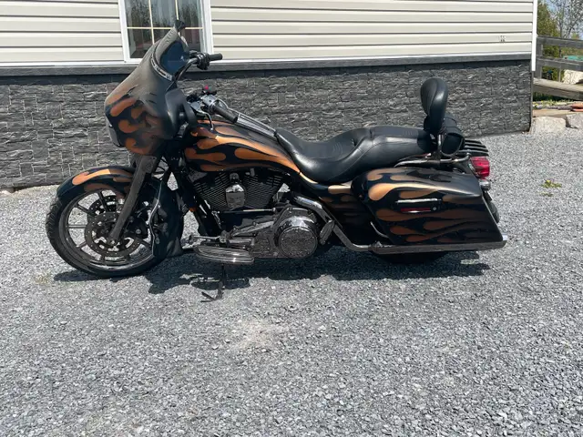 Harley Davidson FLHX in Touring in Ottawa - Image 2
