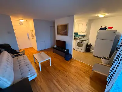 Au deuxième étage d’un petit immeuble tranquille situé à Ahuntsic, un 3 ½ avec chambre fermée est di...