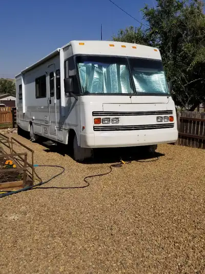 1995 Winnebago Brave, 31.5 ft, just 80,000 km. New kitchen faucet, new bathroom faucet and sink, que...