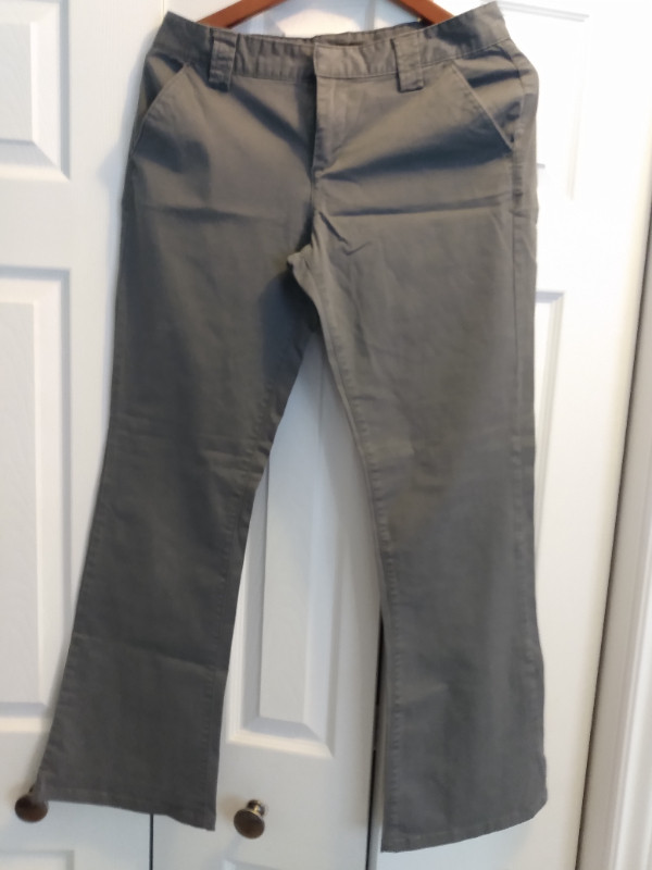 Long pants, size 6 in Women's - Bottoms in St. Catharines - Image 2