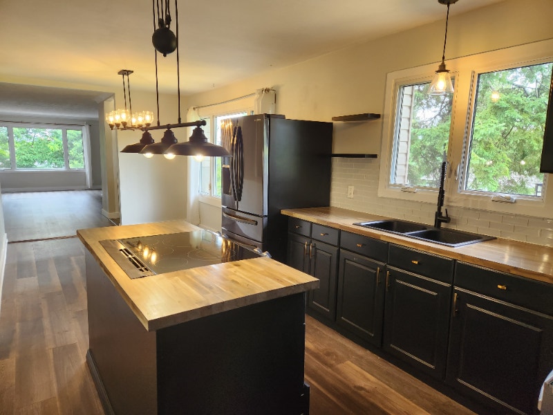 Beautiful 3 Bedroom Bungalow with Fenced Backyard Long Term Rentals