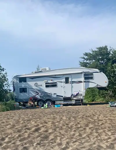 Forest River Grand Surveyor 5th wheel trailer 24’ fifth wheel. Aluminium framing. Foam insulation. H...