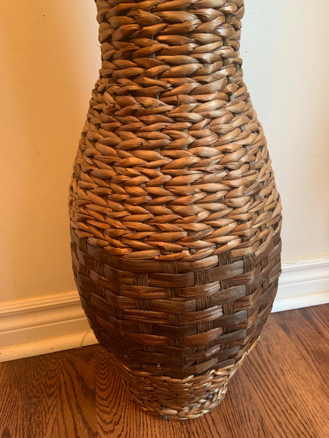 NEW LARGE TWO TONED WICKER PLANTER WITH DECORATIVE TWIGS  ! in Home Décor & Accents in Mississauga / Peel Region - Image 3