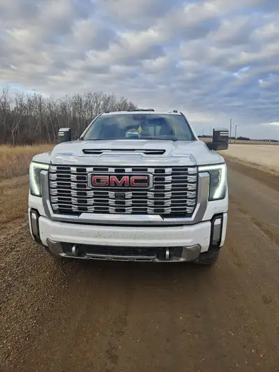2024 GMC 2500 HD DENALI 6.6 Duramax 250,000 km Good tires New windshield Recent front end work Heavy...