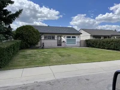 Nice home with 2 bedrooms 1 bath and a bonus room for a den or dinning area. Spacious kitchen and si...