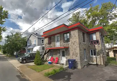 2 Bedrooms, 1 bathroom ground level of a Duplex